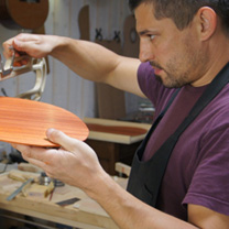 luthiers guitares et basses : Koen Leys  - Exposera au Salon de la Belle Guitare