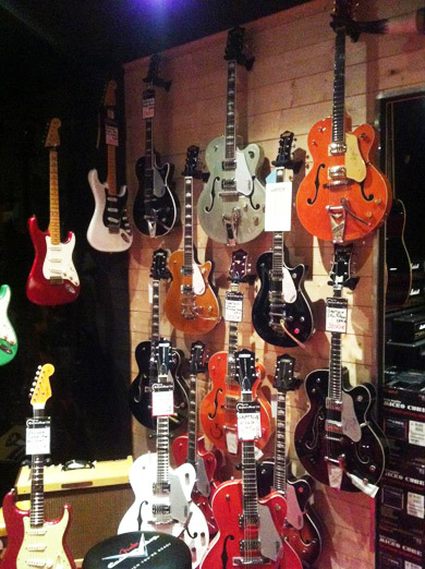 Accessoires guitares dans un magasin de Toulouse boutiques.